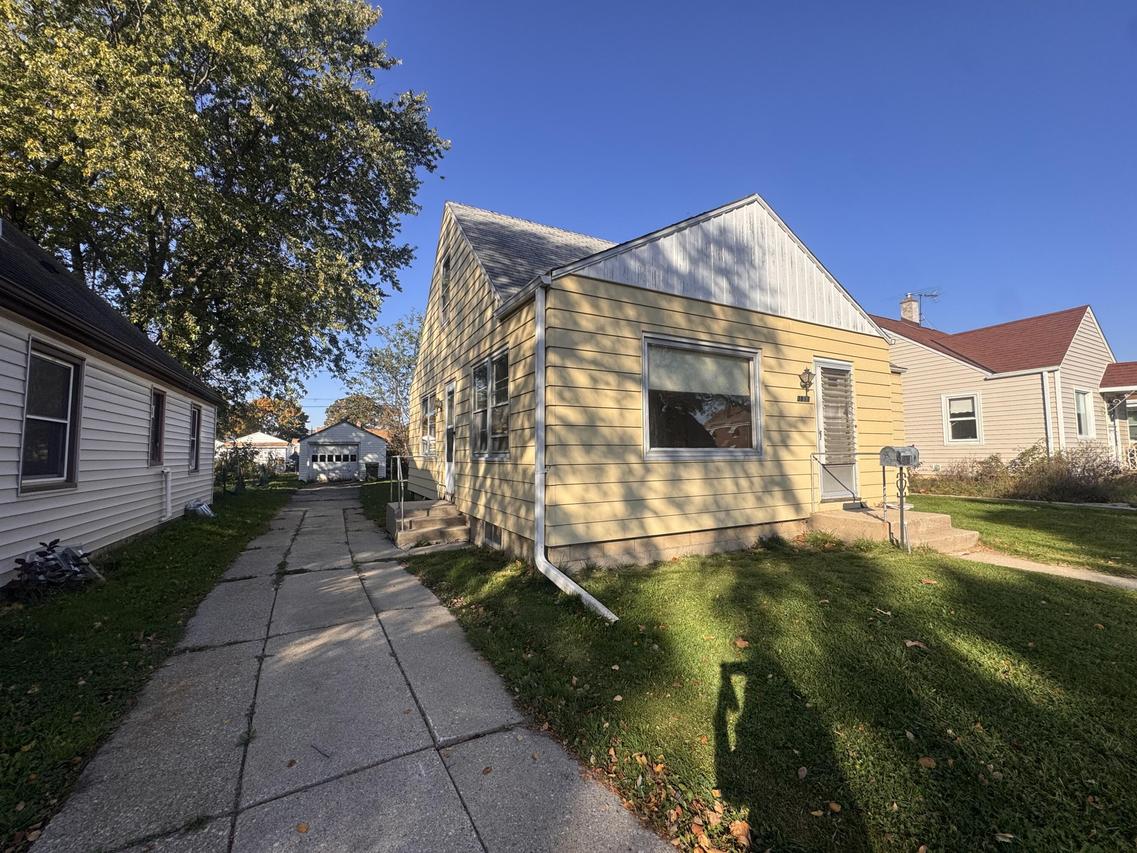 3811 S 22nd St, Milwaukee, WI 53221