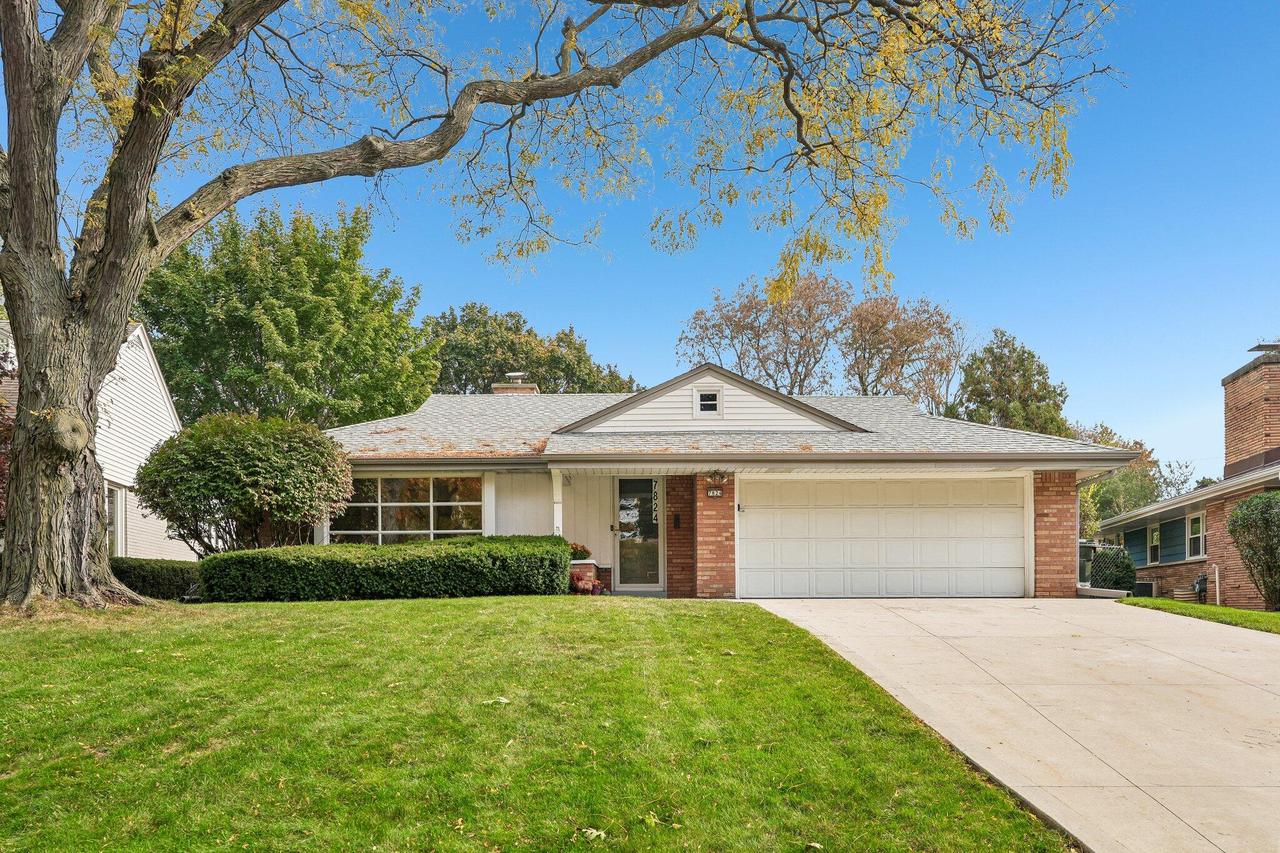 7824 Saint Anne Ct, Wauwatosa, WI 53213