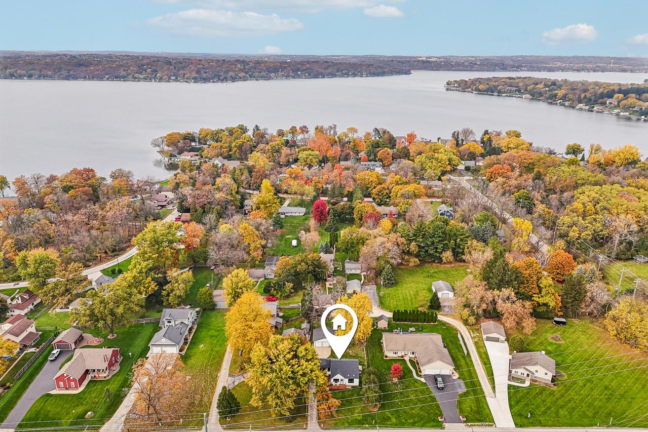 N20W28318 Oakton Rd, Delafield, WI 53072