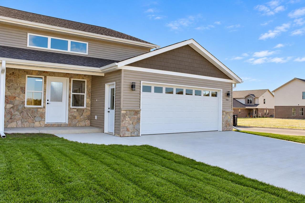 935 Drumlin Dr #1, Kewaskum, WI 53040