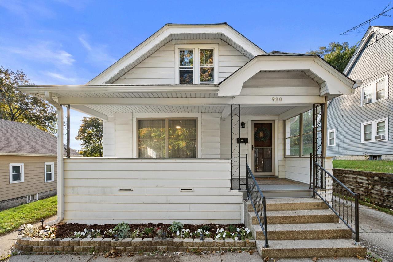920 Aurora St, Waukesha, WI 53186