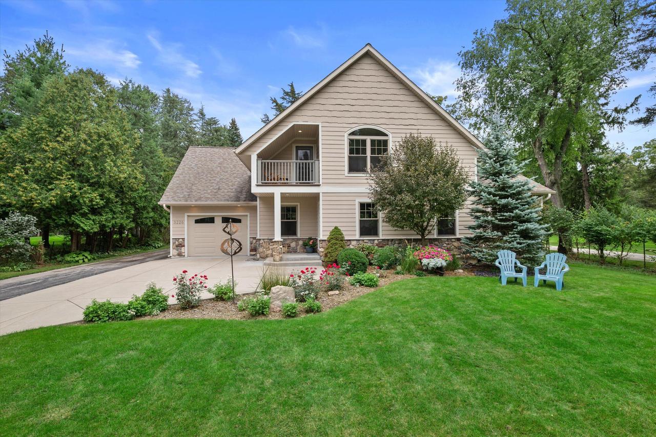 3226 N Interlaken Dr, Summit, WI 53066