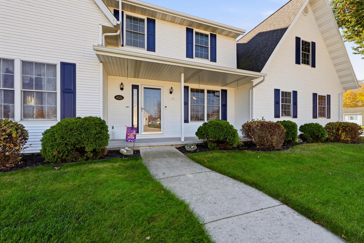 4521 Country Ln, Manitowoc, WI 54220