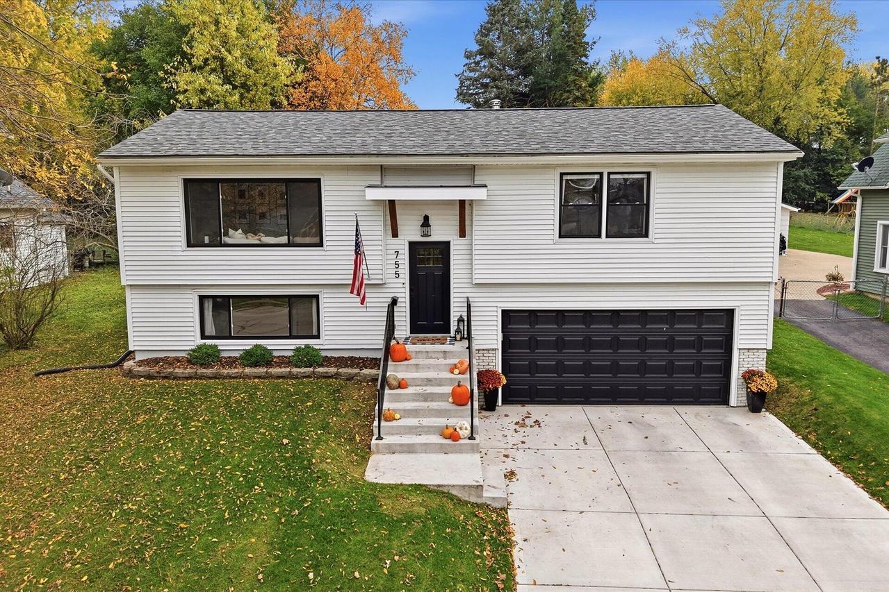 755 Armour Rd, Oconomowoc, WI 53066