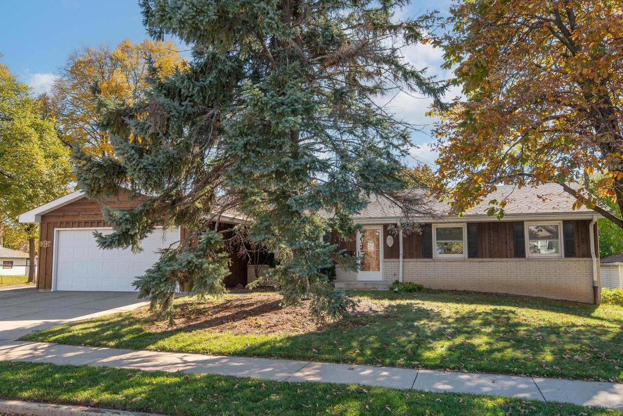 9507 W Schlinger Ave, West Allis, WI 53214