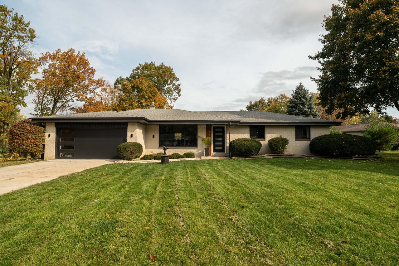 3150 S Ventura Dr, New Berlin, WI 53151