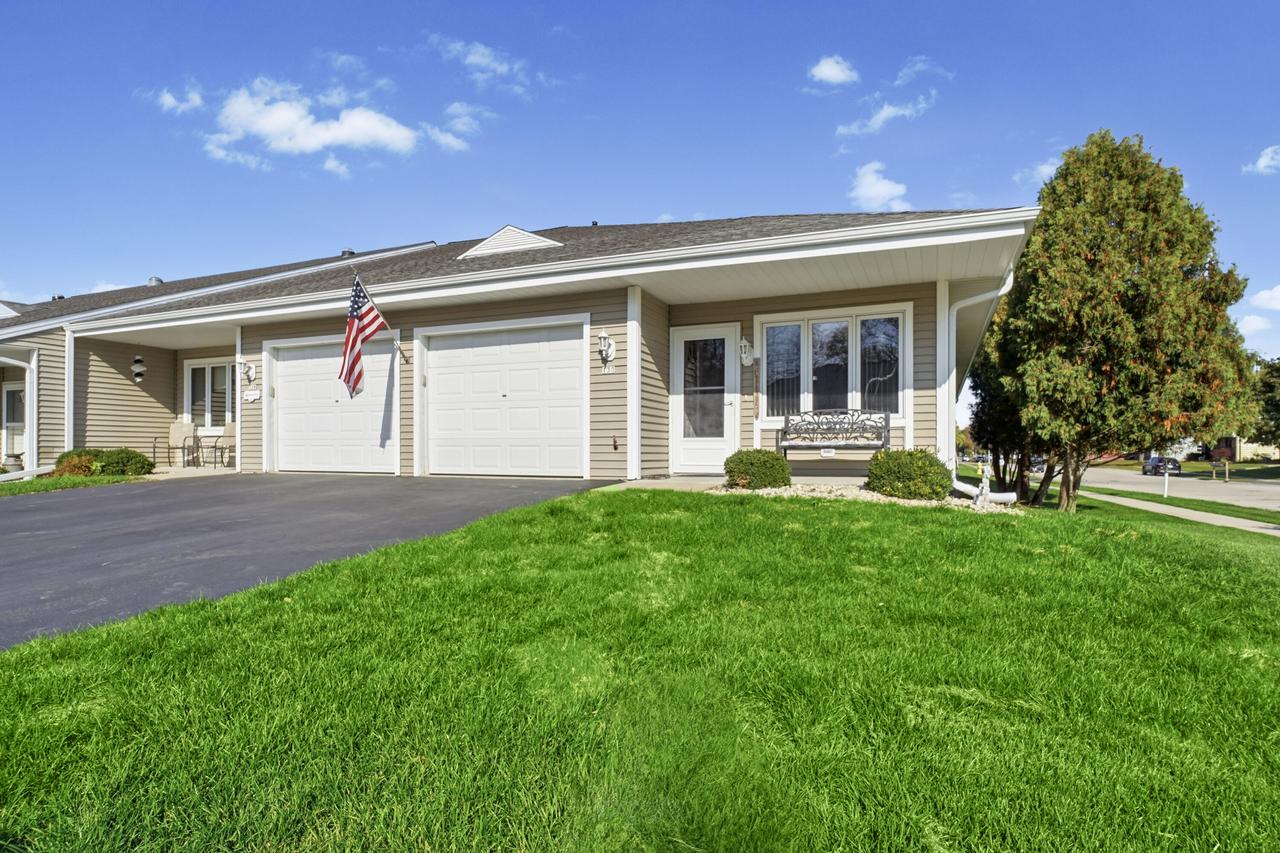 130 Oconomowoc Sq, Oconomowoc, WI 53066