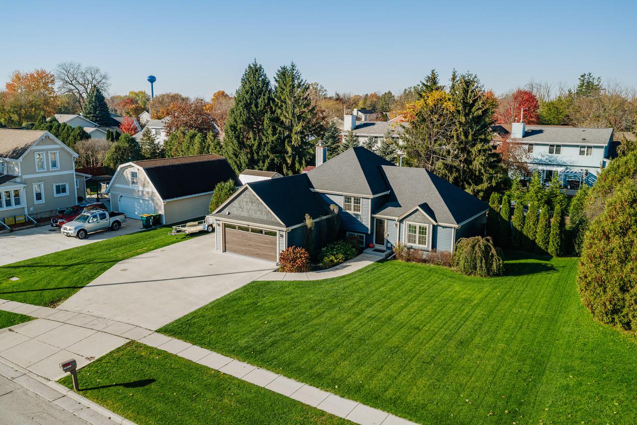 W204N17261 Jackson Dr, Jackson, WI 53037
