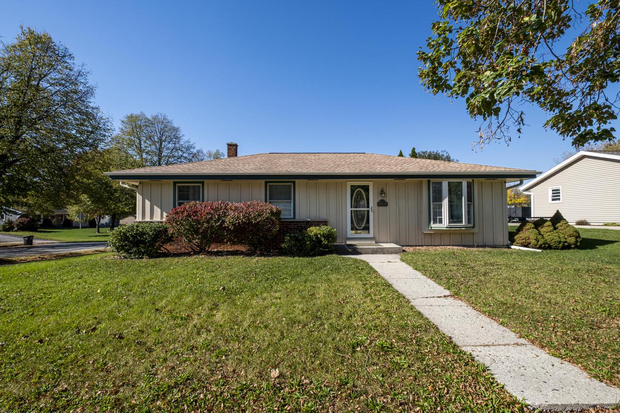 1102 Fairlane Ct, Waukesha, WI 53188