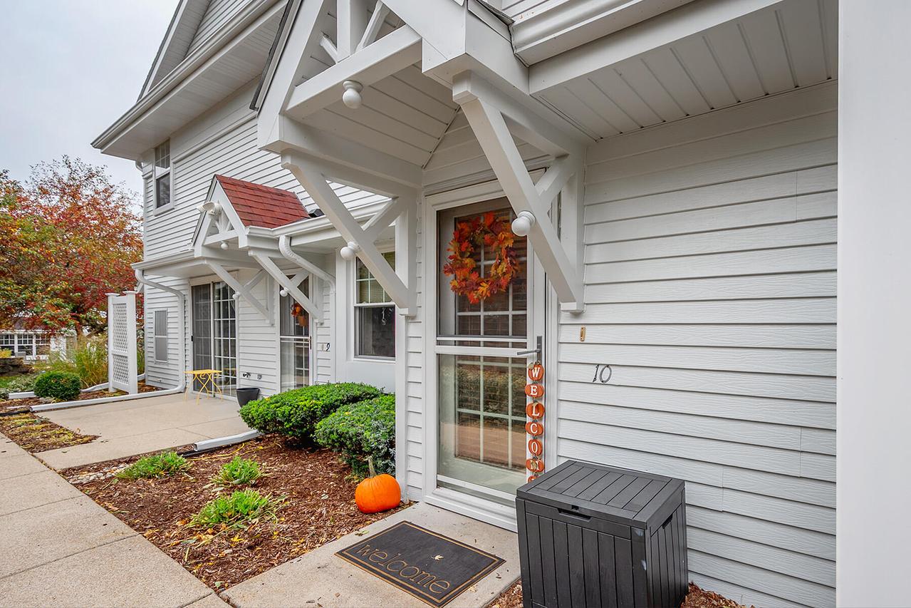 5970 S Crosswinds Dr #10, Cudahy, WI 53110