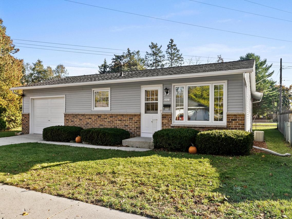 2021 Fairmont St, Manitowoc, WI 54220