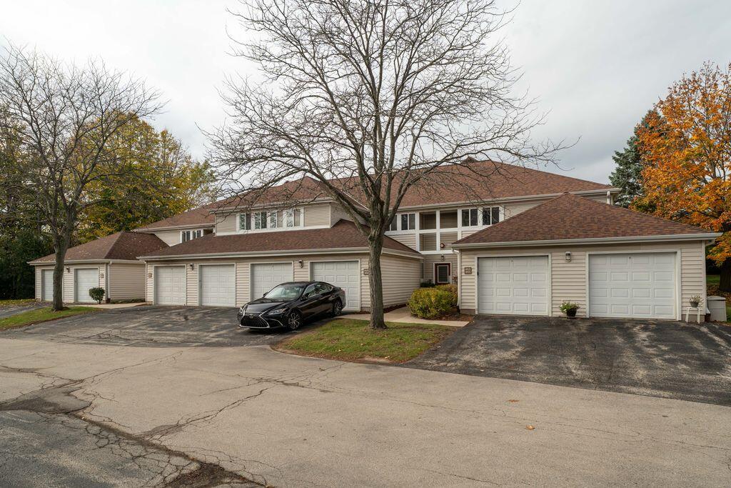 849 W Puetz Rd #42, Oak Creek, WI 53154