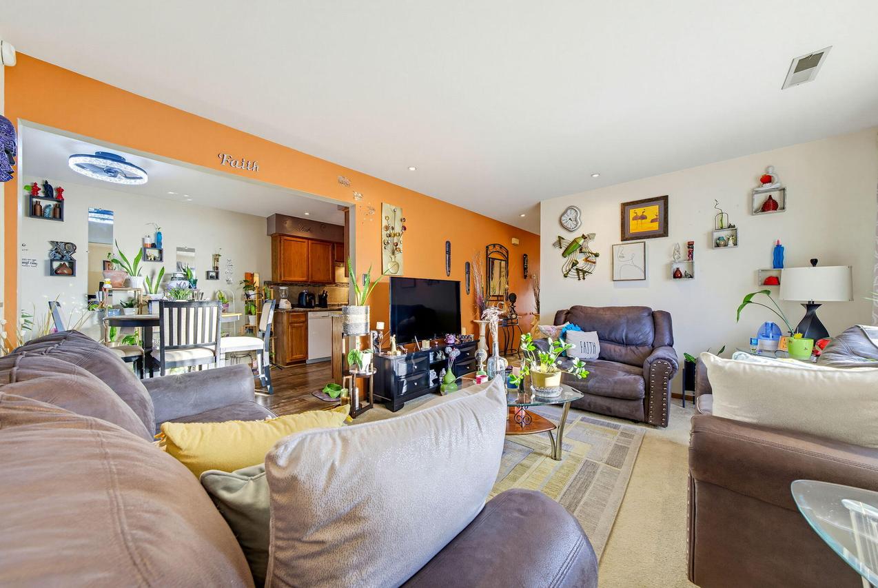 8039 W Manor Cir, Milwaukee, WI 53223