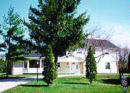 1016 Zedler La, Mequon, WI 53092