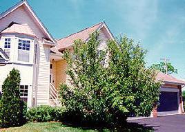 3540 W Old Oaks Dr, Greenfield, WI 53221