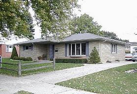 919 Crab Tree Ln, Racine, WI 53406