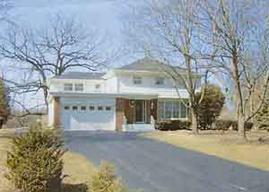 12120 W Woodcrest Cir, Franklin, WI 53132