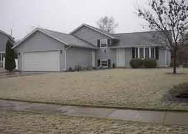 422 Cheshire Ln, Pewaukee, WI 53072