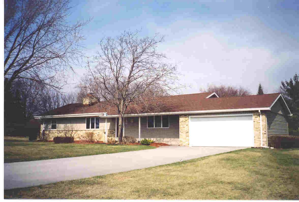 580 Hillcrest Dr, Brookfield, WI 53186