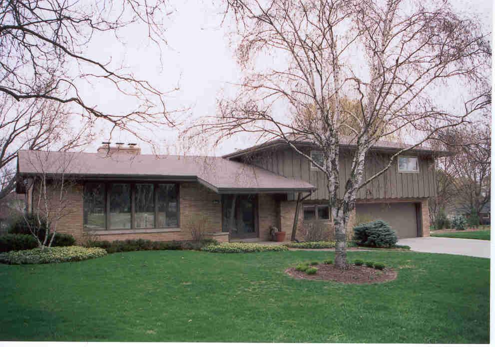 240 W Suburban Ct., Fox Point, WI 53217