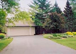 2211 Hillside Dr., Delafield, WI 53018