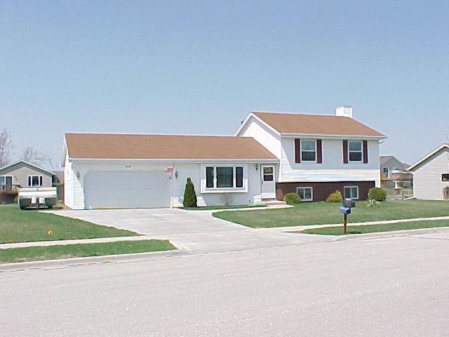 404 Sheridan Dr., West Bend, WI 53095