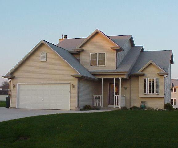 8584 S Breaburn Dr., Oak Creek, WI 53154