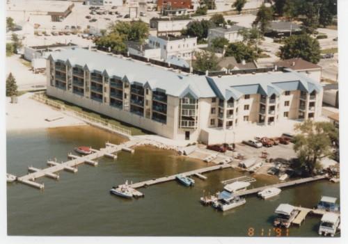 130 W Wisconsin Ave. #4, Pewaukee, WI 53072