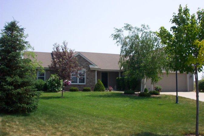 1027 Arrowwood Ct., Pewaukee, WI 53072