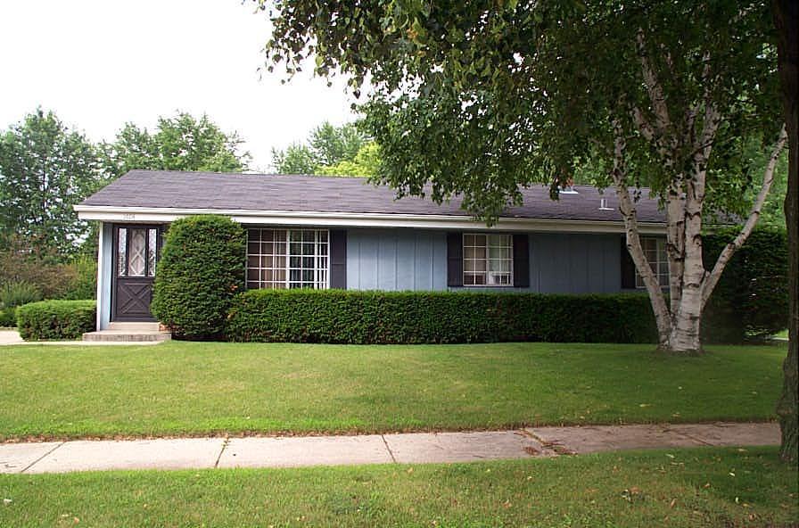 1604 Chestnut Ln., Waukesha, WI 53189