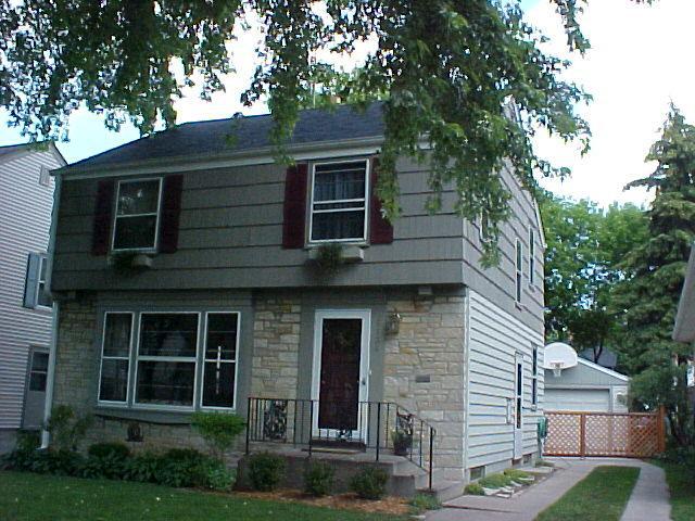 5136 N Santa Monica Blvd, Whitefish Bay, WI 53217