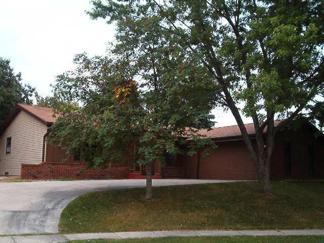 1417 Summit Ct., Mukwonago, WI 53149