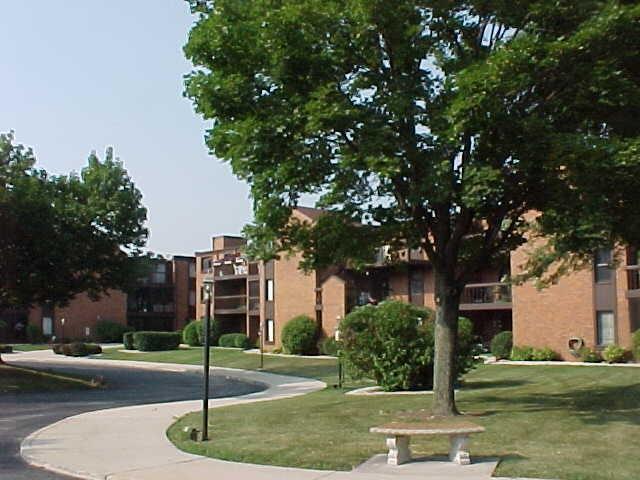 6100 W Stonehedge Dr. #364, Greenfield, WI 53220