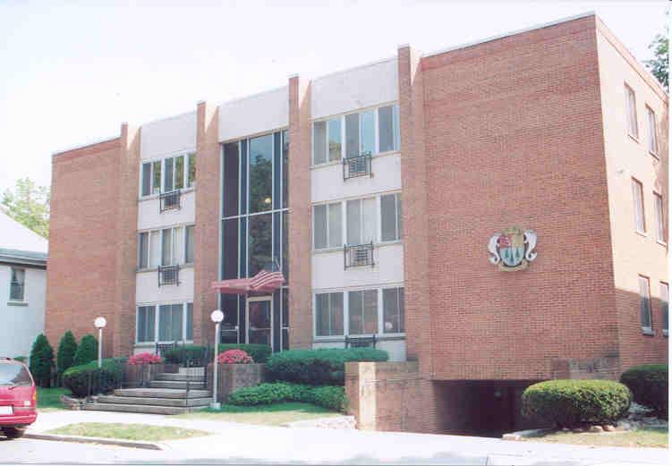 825 E Henry Clay St #304, Whitefish Bay, WI 53217