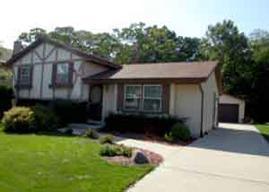 8495 S Parknoll Dr., Oak Creek, WI 53154