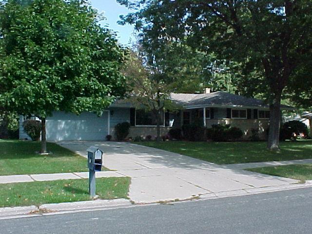 212 Green Valley Pl., West Bend, WI 53095