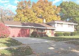 808 Oakwood Dr., Waukesha, WI 53186