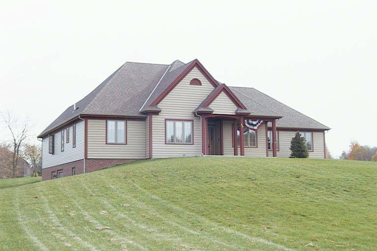 640 Bayberry Ln., Slinger, WI 53086
