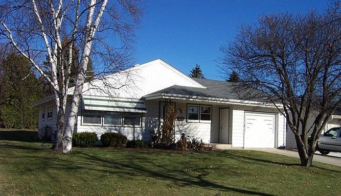 122 E Antoine Dr, Port Washington, WI 53074