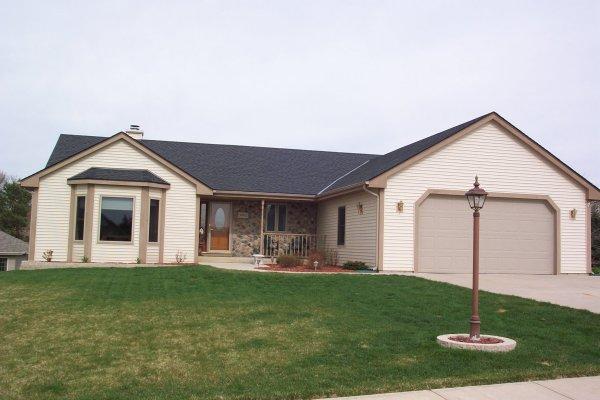 1001 Riverknoll Cir., Oconomowoc, WI 53066