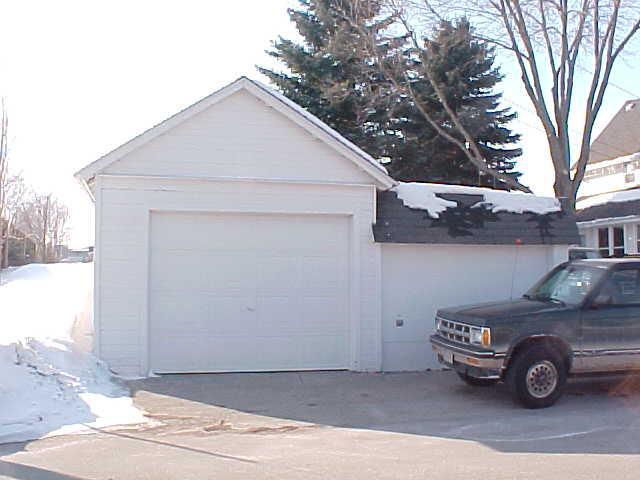 217 Congress Dr., Newburg, WI 53095