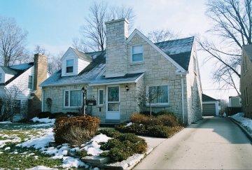 2556 N 96th St, Wauwatosa, WI 53226