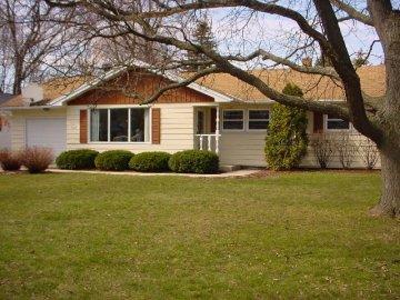 4521 N 100th St, Wauwatosa, WI 53225