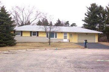 668 Daffodil Ct., Oconomowoc, WI 53066