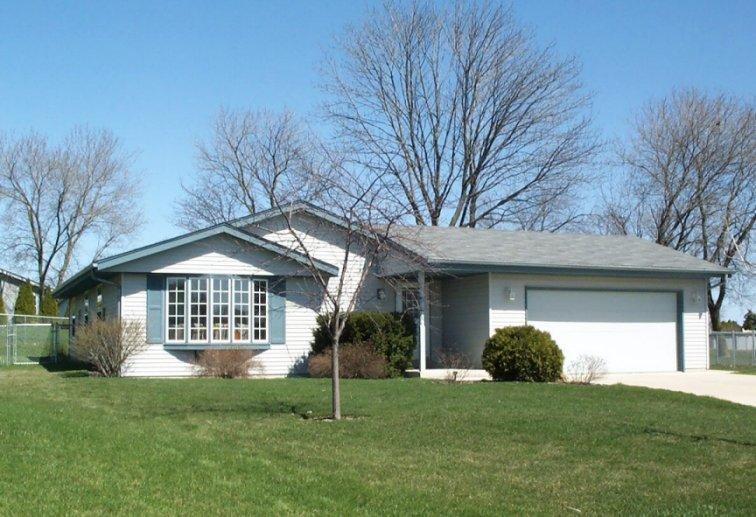 640 E Deer Ridge Ct., Oak Creek, WI 53154