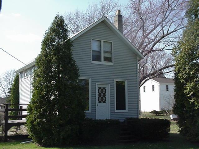 105 Roberts Rd., Dousman, WI 53118