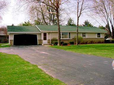 5793 Surrey Dr., Oconomowoc, WI 53066