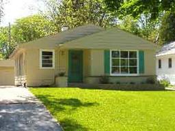 1751 N 119th St, Wauwatosa, WI 53226