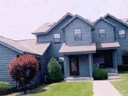 379 Lexington Ct. #B, Pewaukee, WI 53072