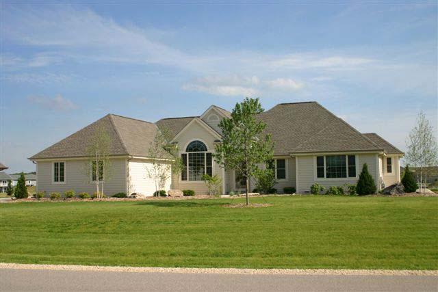 435 Sand Hill Ln., Dousman, WI 53118